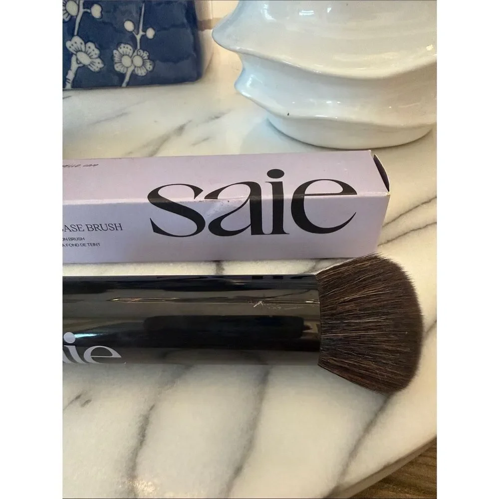 Saie THE BASE BRUSH MADE FOR DEW BRONZE™ + GLOWY TINT